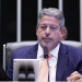 Dino vai à casa de Lira para conter crise após operação da Polícia Federal atingir seu ex-assessor