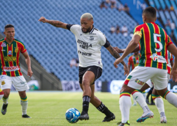Sampaio Corrêa empata em 1 a 1 com o Ceará em jogo no estádio Castelão, em São Luís (MA)