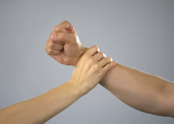 Mulher é absolvida por legítima defesa de acusação de homicídi