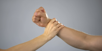 Mulher é absolvida por legítima defesa de acusação de homicídi