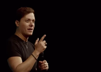 Justiça determina retirada de conteúdo descriminatório do pastor André Valadão