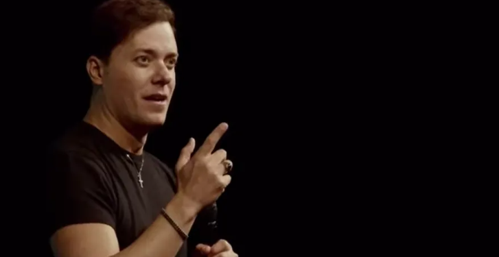 Justiça determina retirada de conteúdo descriminatório do pastor André Valadão