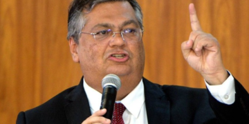 Dino demite delegado da PF que disse que “pretos não fazem nada direito”