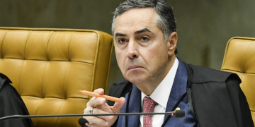 Barroso rejeita ação de bolsonaristas por posts de Flávio Dino sobre urnas