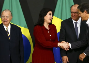 Sarney é atendimento em hospital depois de levar queda em São Luís