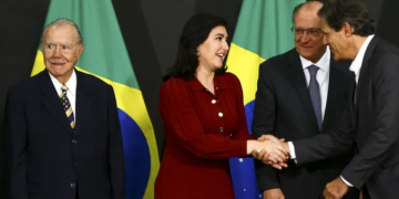 Sarney é atendimento em hospital depois de levar queda em São Luís