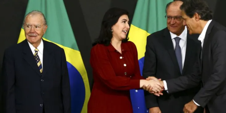 Sarney é atendimento em hospital depois de levar queda em São Luís