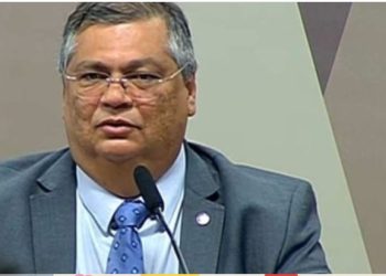 Flávio Dino assina demissão de policiais que mataram homem na viatura em Sergipe
