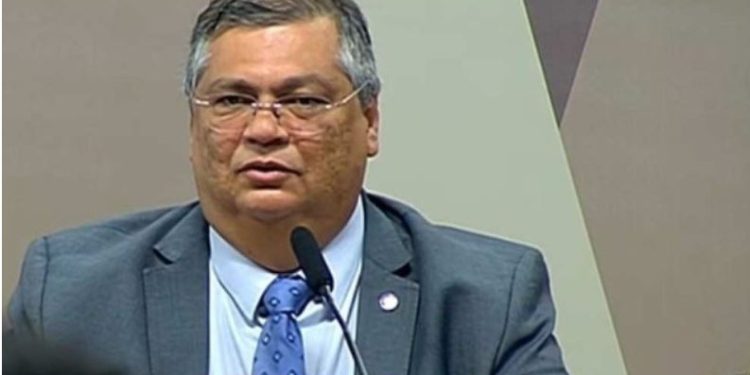 Flávio Dino assina demissão de policiais que mataram homem na viatura em Sergipe