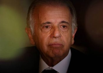 Ministro da Defesa lança disco romântico na plataforma digital