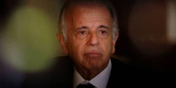 Ministro da Defesa lança disco romântico na plataforma digital