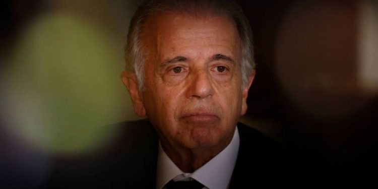 Ministro da Defesa lança disco romântico na plataforma digital