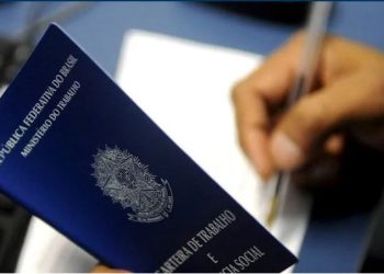 Mulheres negras recebem 62% do que ganham as mulheres brancas no Brasil