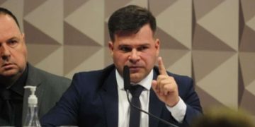 Ex-diretor da Polícia Rodoviária Federal é preso em Florianópolis