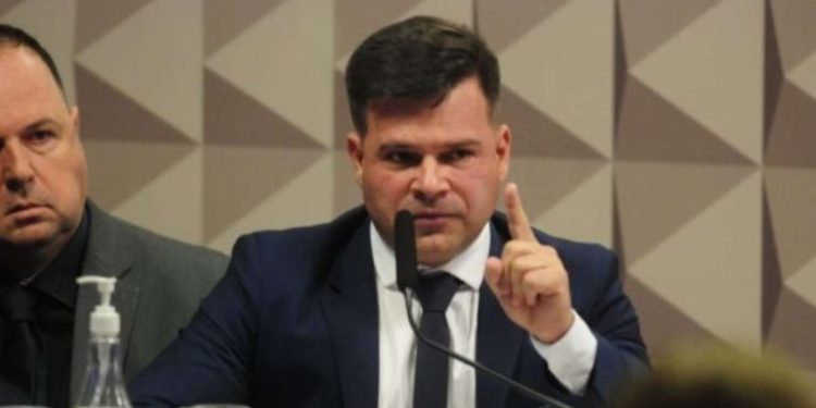 Ex-diretor da Polícia Rodoviária Federal é preso em Florianópolis