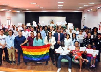 Homens e mulheres trans recebem certificação em curso de soldador(a)
