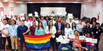 Homens e mulheres trans recebem certificação em curso de soldador(a)