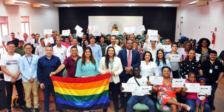 Homens e mulheres trans recebem certificação em curso de soldador(a)