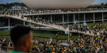 CPI do 8 de janeiro aprova relatório de Eliziane Gama com pedido de indiciamento de Bolsonaro