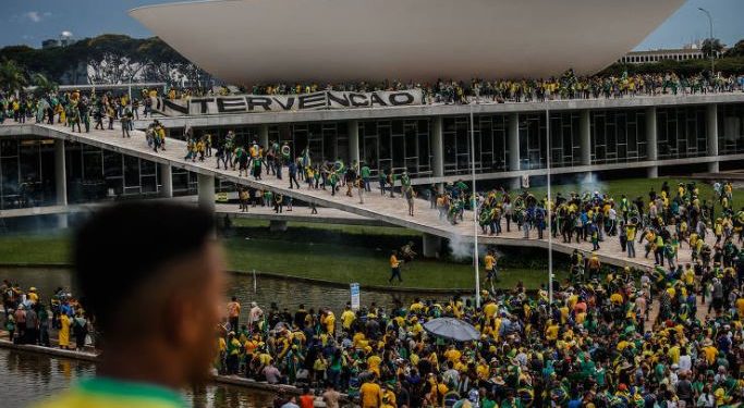 CPI do 8 de janeiro aprova relatório de Eliziane Gama com pedido de indiciamento de Bolsonaro