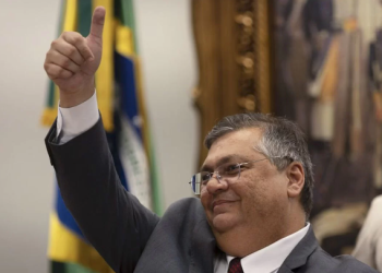 Dino antes de lançar programa: “Nem só inteligência, nem só força”