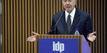 José Sarney recebe o título de doutor honoris causa