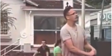 Homem esfaqueia e mata morador de rua em frente de criança em SC