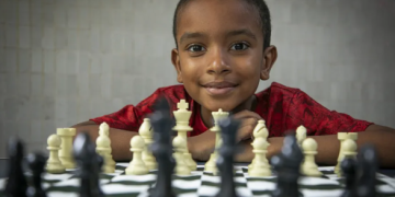 Super Alvinho: menino de 7 anos, morador da Maré, criou jogo após curso da Universidade Harvard