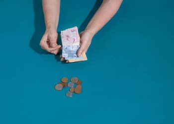 Média salarial de brancos é 64% a mais que pessoas pretas com igual nível de escolaridade