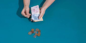 Média salarial de brancos é 64% a mais que pessoas pretas com igual nível de escolaridade