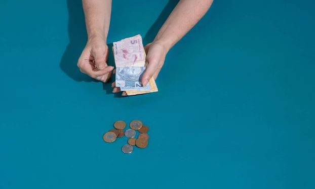 Média salarial de brancos é 64% a mais que pessoas pretas com igual nível de escolaridade