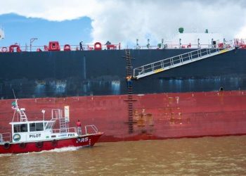 Quem são os ‘manobristas’ de navios que podem ganhar até R$ 300 mil