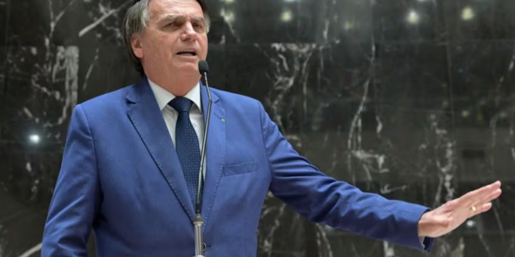 Bolsonaro é alvo de operação da PF sobre golpe de Estado e deve entregar passaporte em 24 horas