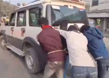 Detidos levados a tribunal são forçados a empurrar SUV da polícia que ficou sem combustível