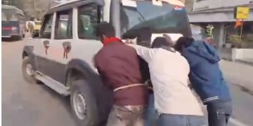 Detidos levados a tribunal são forçados a empurrar SUV da polícia que ficou sem combustível