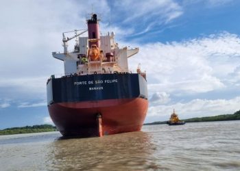Navio mercante Forte de São Felipe permanece encalhado há cinco dias na costa de São Luís