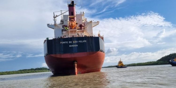Navio mercante Forte de São Felipe permanece encalhado há cinco dias na costa de São Luís