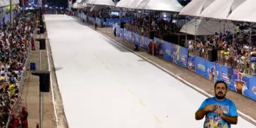 Sinal verde na Passarela Chico Coimbra com desfile de blocos e as escolas de samba de São Luís