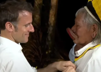 Presidente Emmanuel Macrom condecora Raoni com a mais alta condecoração da França