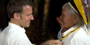 Presidente Emmanuel Macrom condecora Raoni com a mais alta condecoração da França