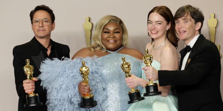 ‘Oppenheimer’ é o principal vencedor no Oscar 2024 com sete prêmios, incluindo melhor filme