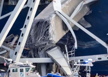 Barco bate na maior ponte de Baltimore, nos Estados Unidos, e desaba enquanto estava aberta ao tráfego