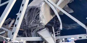 Barco bate na maior ponte de Baltimore, nos Estados Unidos, e desaba enquanto estava aberta ao tráfego