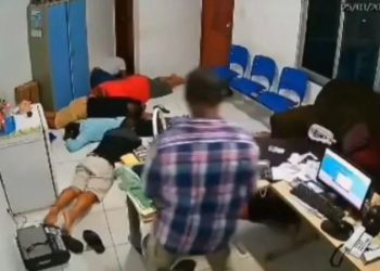 Homem faz oito pessoas reféns durante assalto a supermercado na cidade de Caxias