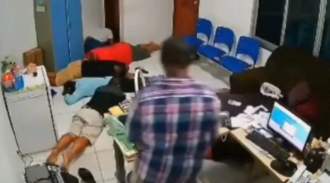 Homem faz oito pessoas reféns durante assalto a supermercado na cidade de Caxias