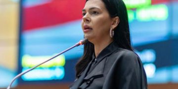 Rejeição de título à ex-primeira dama Michelle Bolsonaro teve voto solitário da deputada Janaína