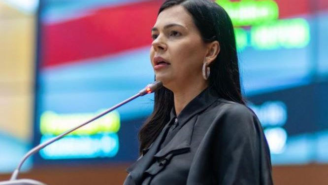 Rejeição de título à ex-primeira dama Michelle Bolsonaro teve voto solitário da deputada Janaína