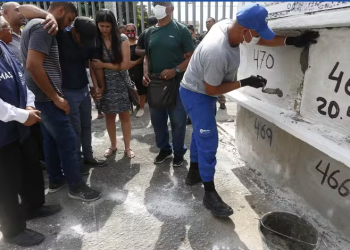 Após dois dias no IML, idoso levado morto a banco é enterrado sob forte comoção de parentes