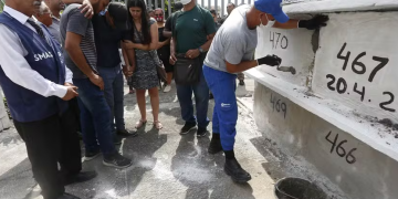 Após dois dias no IML, idoso levado morto a banco é enterrado sob forte comoção de parentes