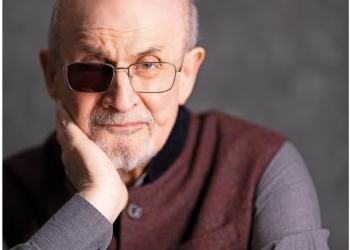 Salman Rushdie. autor de ‘Versos Satânicos’. lança ‘Faca’, em que revive atentado que sofreu em 2022